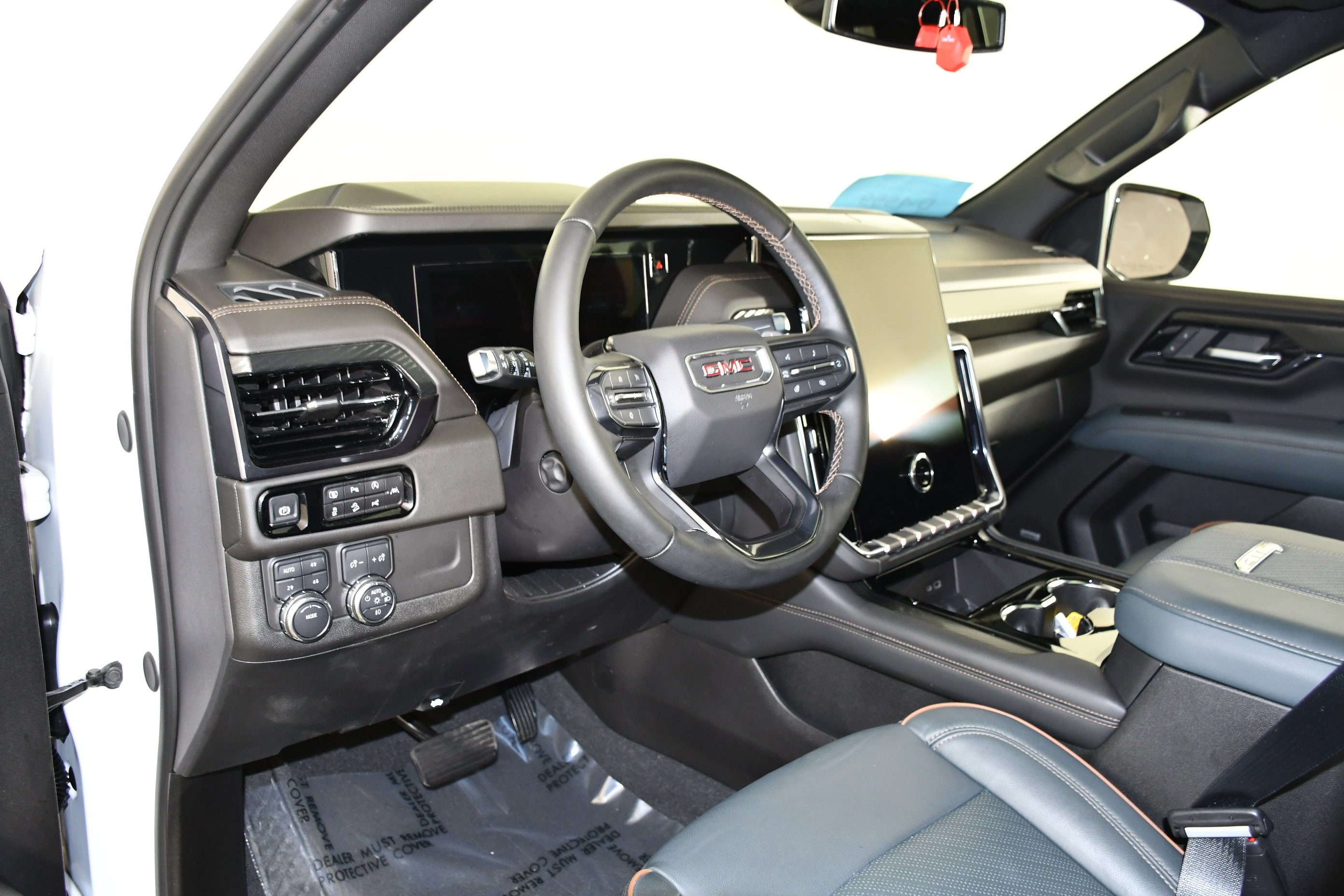 Used 2025 Summit White GMC AT4 image 40