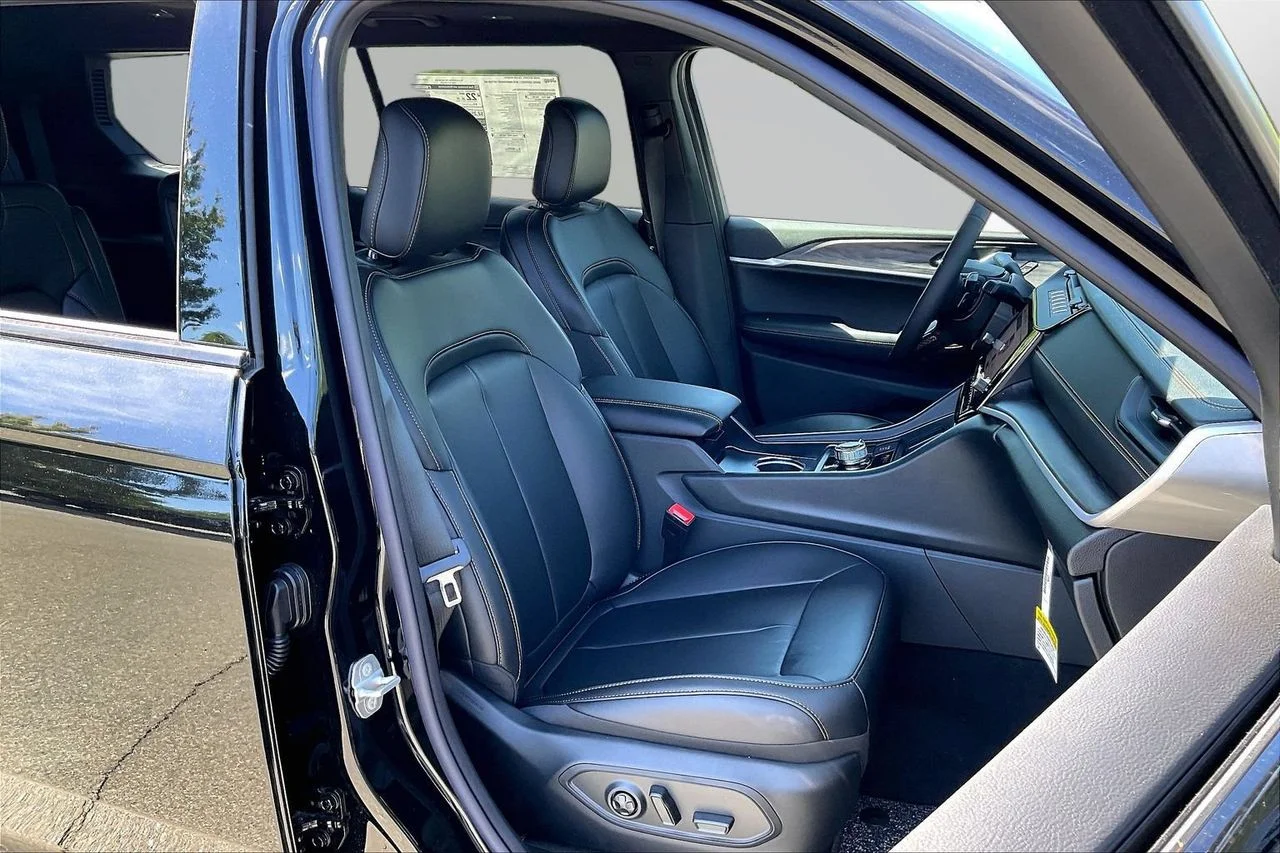 New 2026 Diamond Black Crystal Pearlcoat Jeep 85TH ANNIVERSARY EDITION image 21
