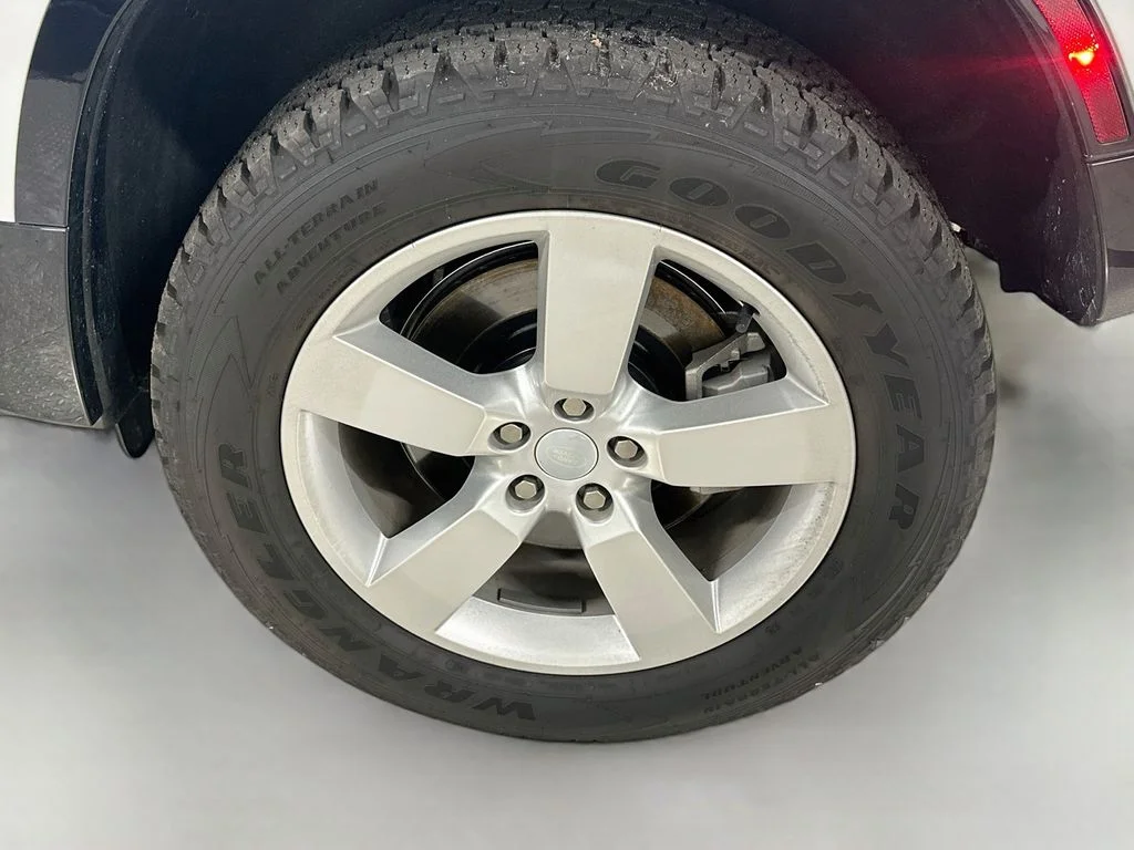 Certified Used 2025 Fuji White Land Rover X-Dynamic SE image 34