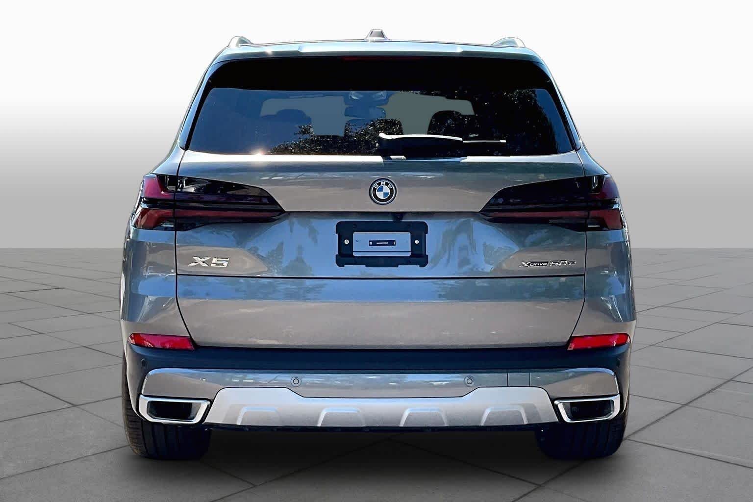New 2026 Skyscraper Grey Metallic BMW xDrive50e image 4