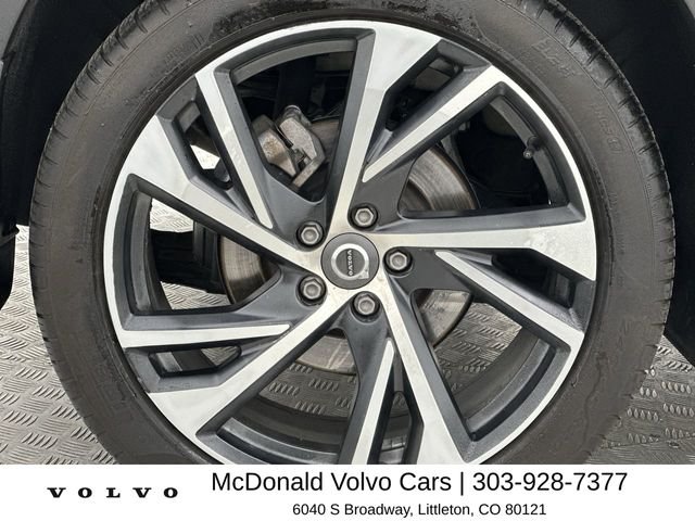 Used 2019 White Volvo R-Design image 10