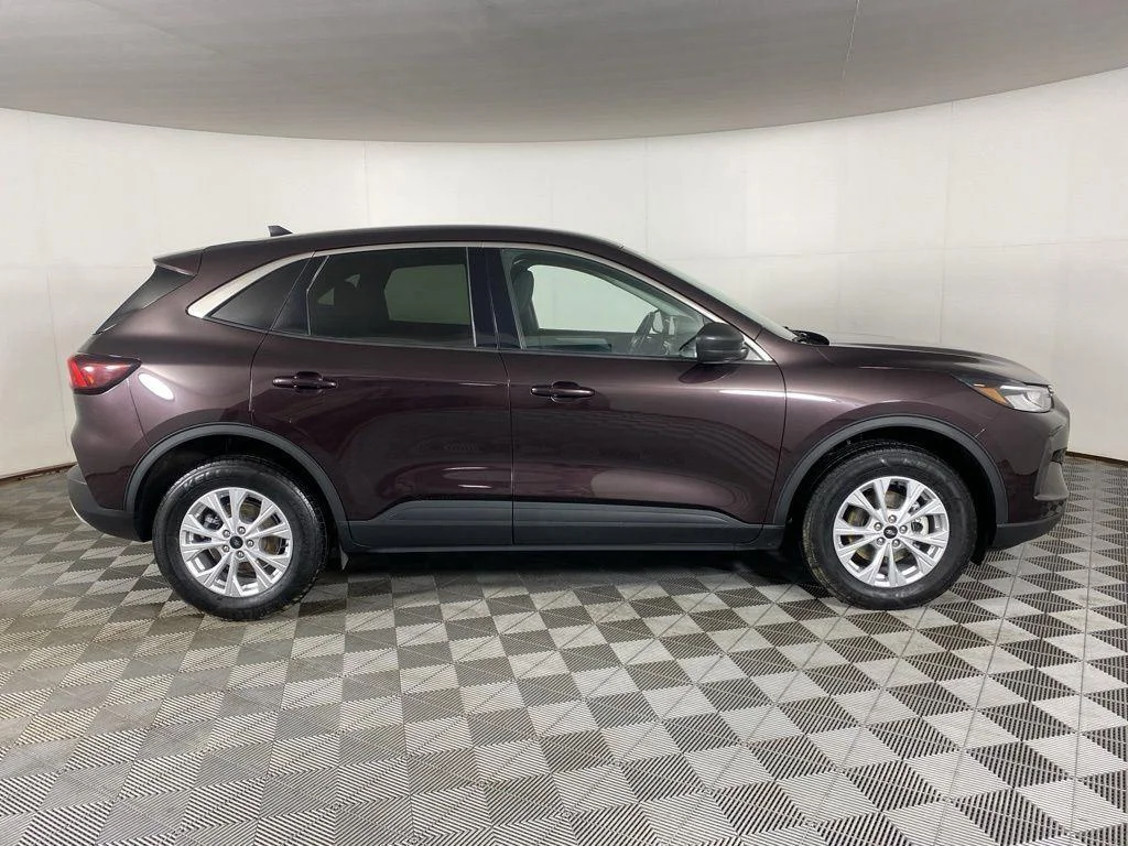 Used 2023 Cinnabar Red Ford Active image 10