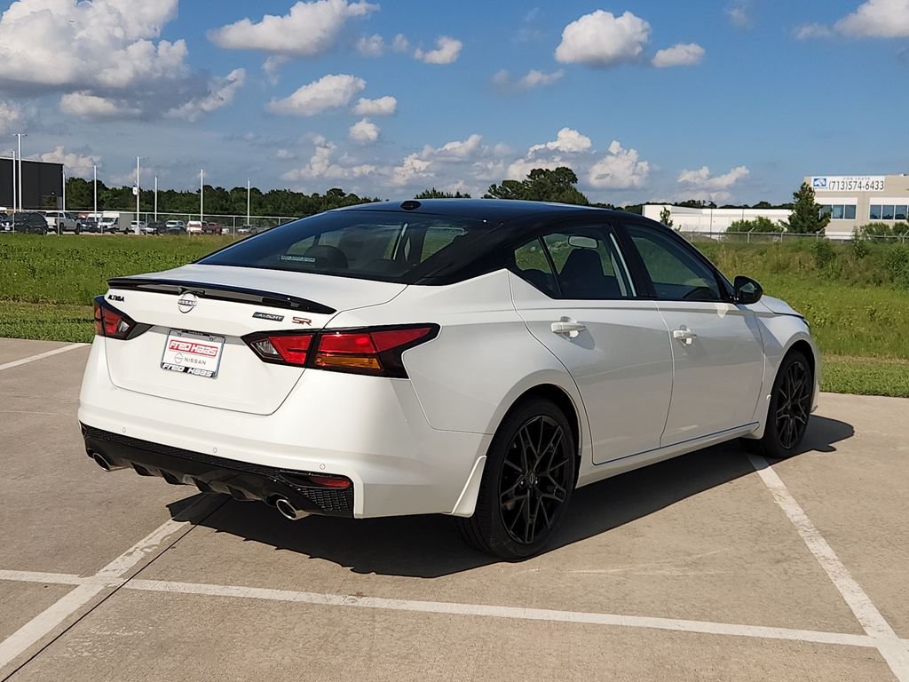 New 2026 Pearl White TriCoat / Super Black Two-tone Nissan 2.5 SR image 5