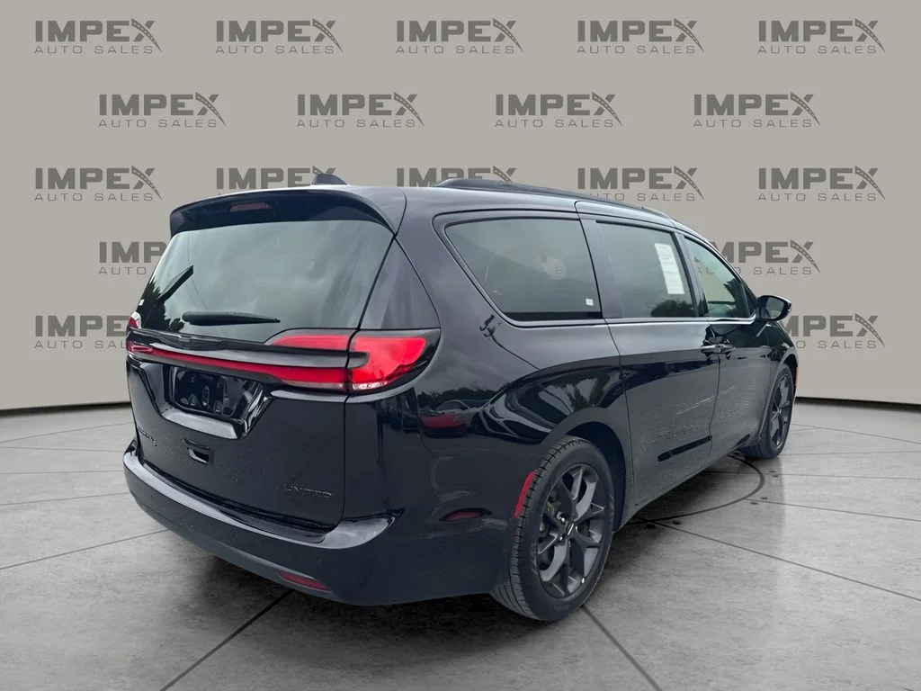 Used 2025 Black Chrysler Limited image 3