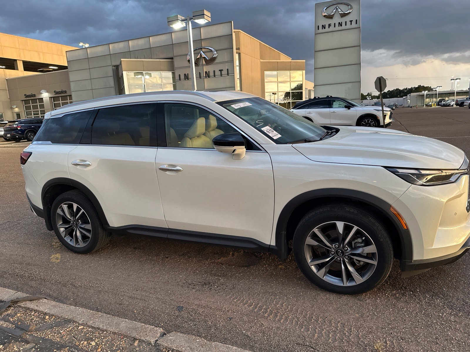Used 2024 White INFINITI LUXE image 3