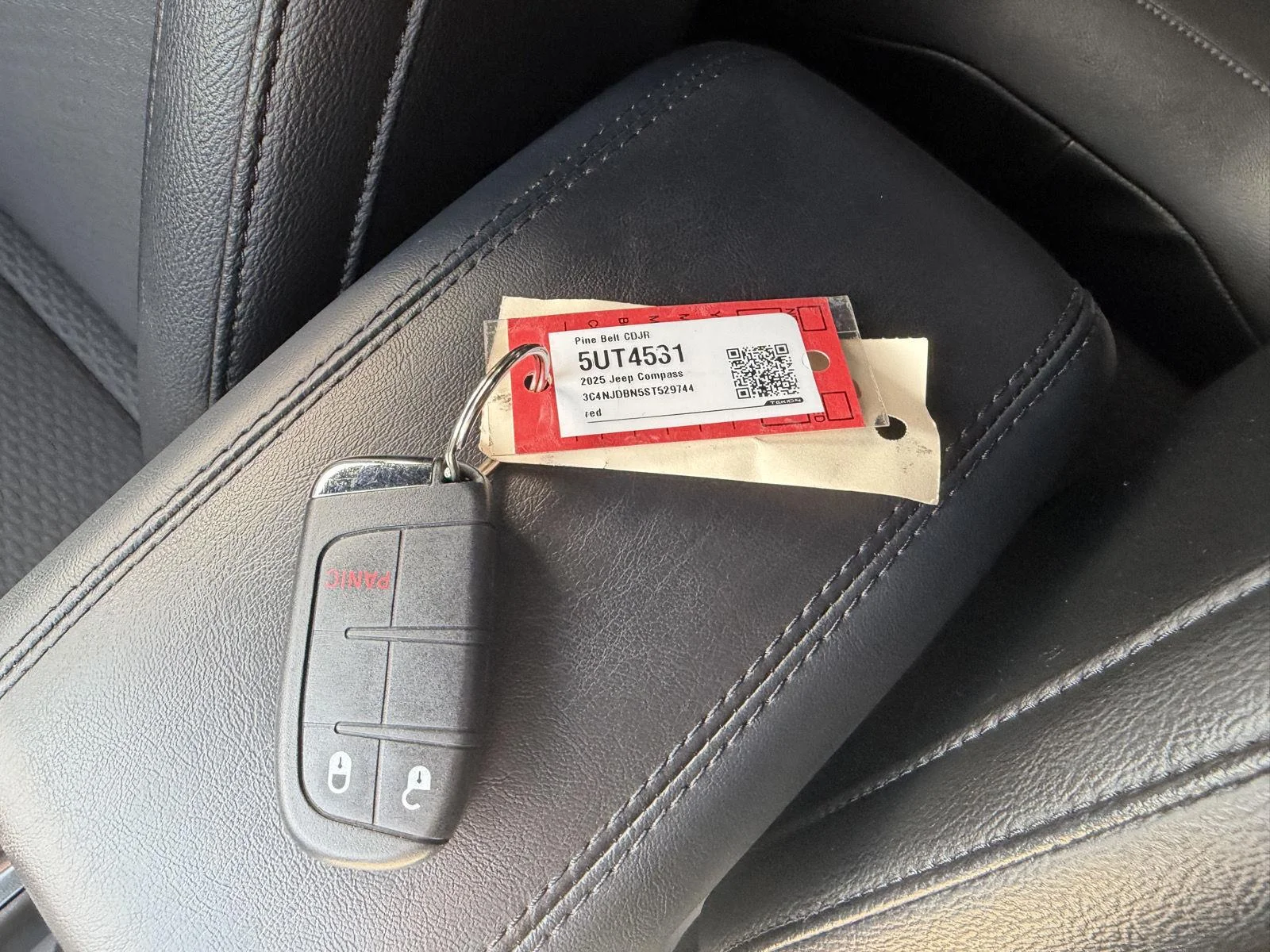 Used 2025 Red Hot Pearlcoat Jeep Latitude image 13