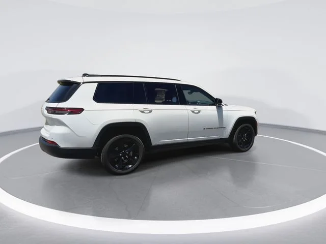 Used 2023 White Jeep Altitude image 11