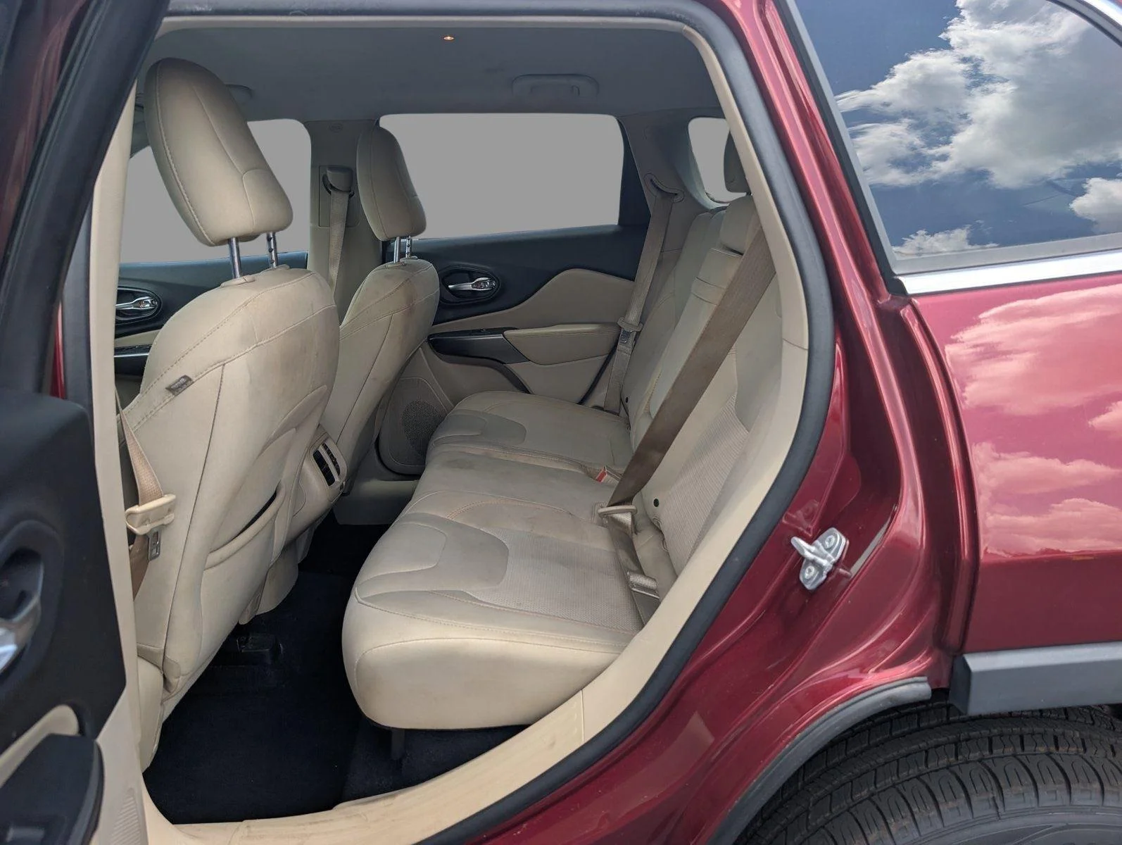 Used 2019 Velvet Red Pearlcoat Jeep Latitude image 28