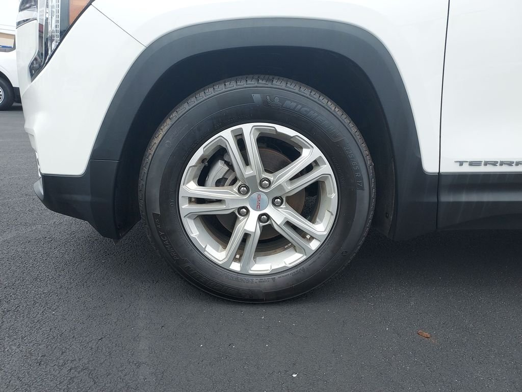 Used 2024 White GMC SLE image 10