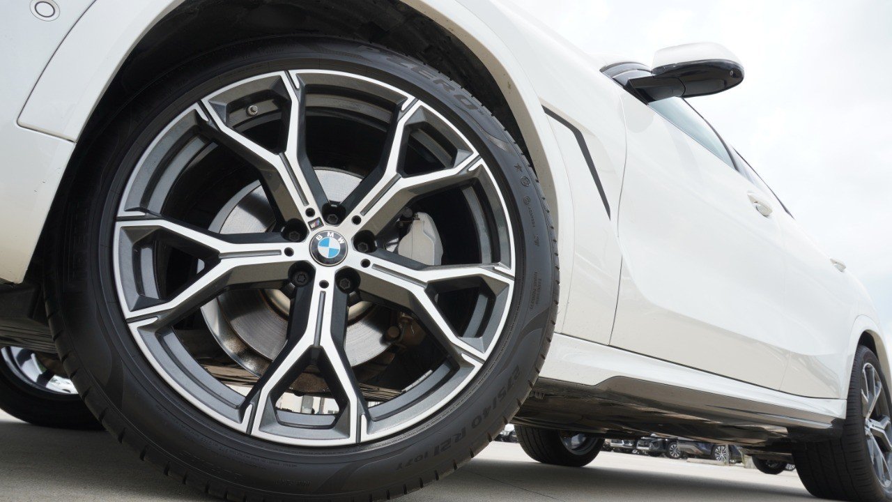 Used 2022 White BMW xDrive40i image 10