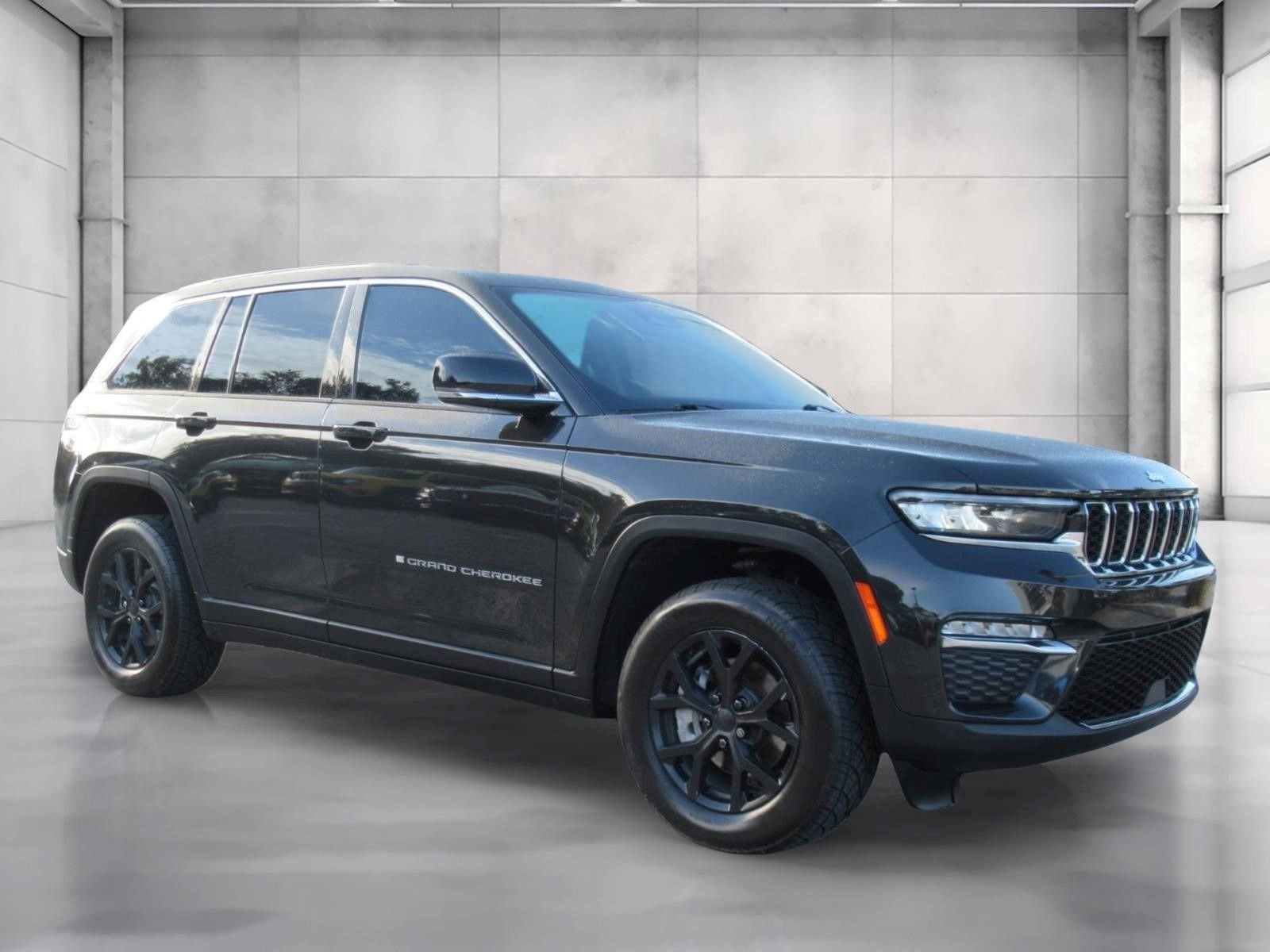 Used 2023  Jeep Limited image 1