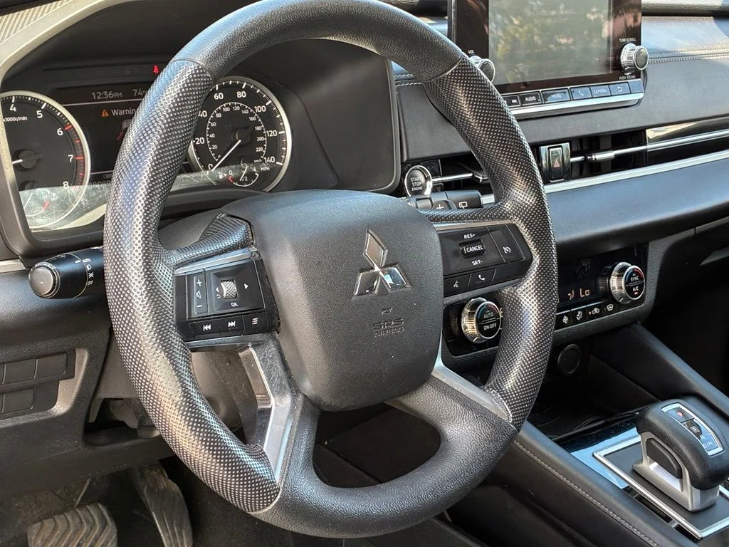 Used 2022  Mitsubishi ES image 17
