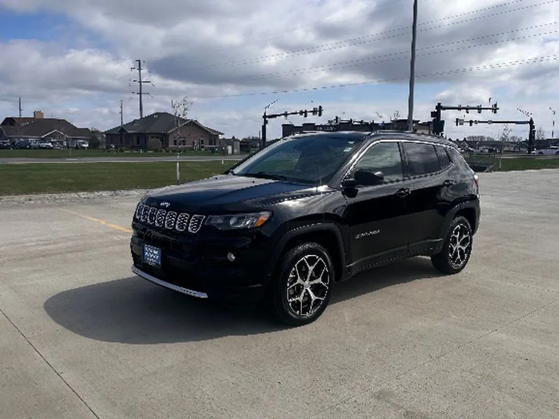 Used 2024 Diamond Black Crystal Pearlcoat Jeep Limited image 2