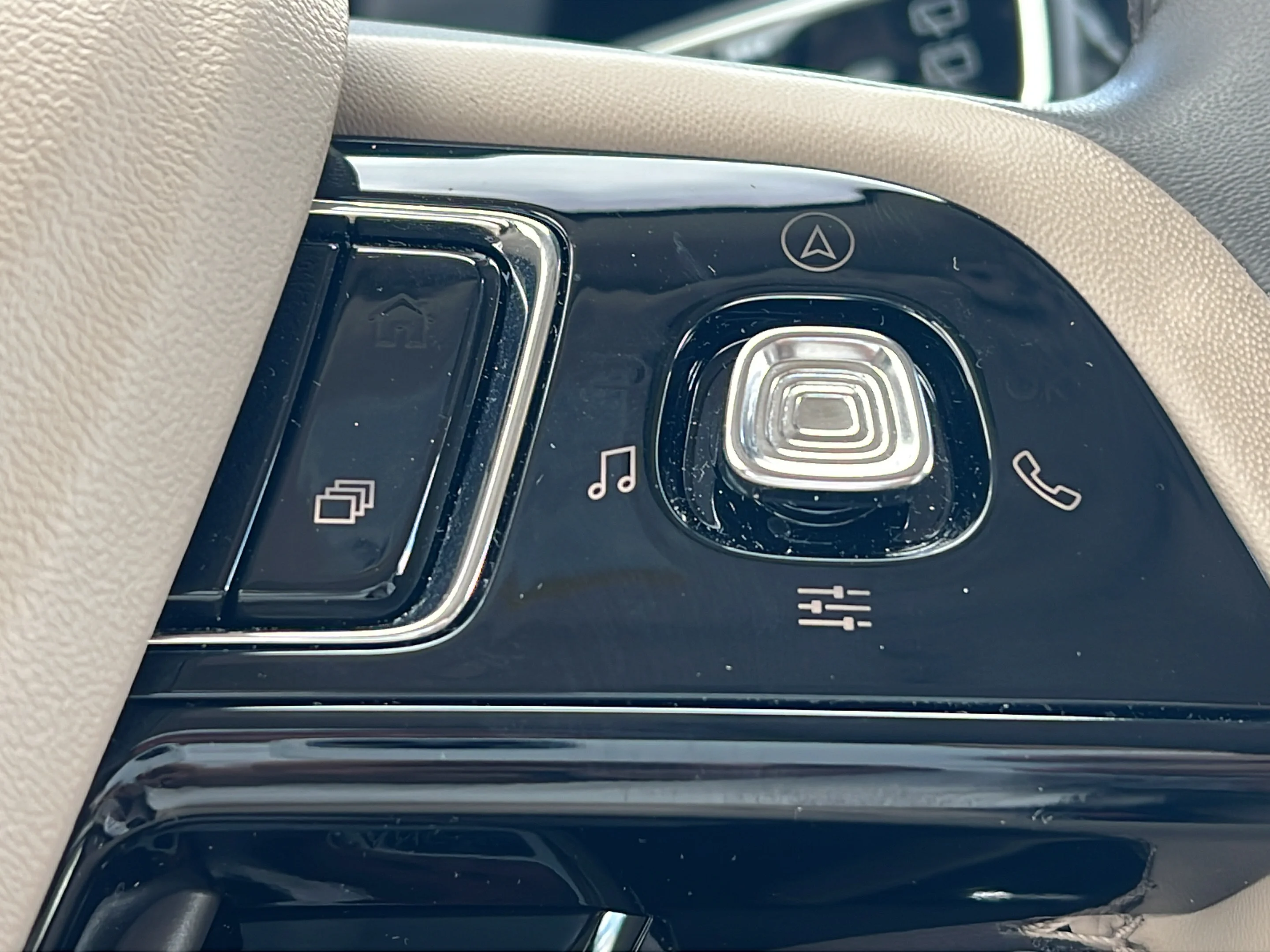 Used 2024 Pearl Metallic Lincoln Premiere image 22