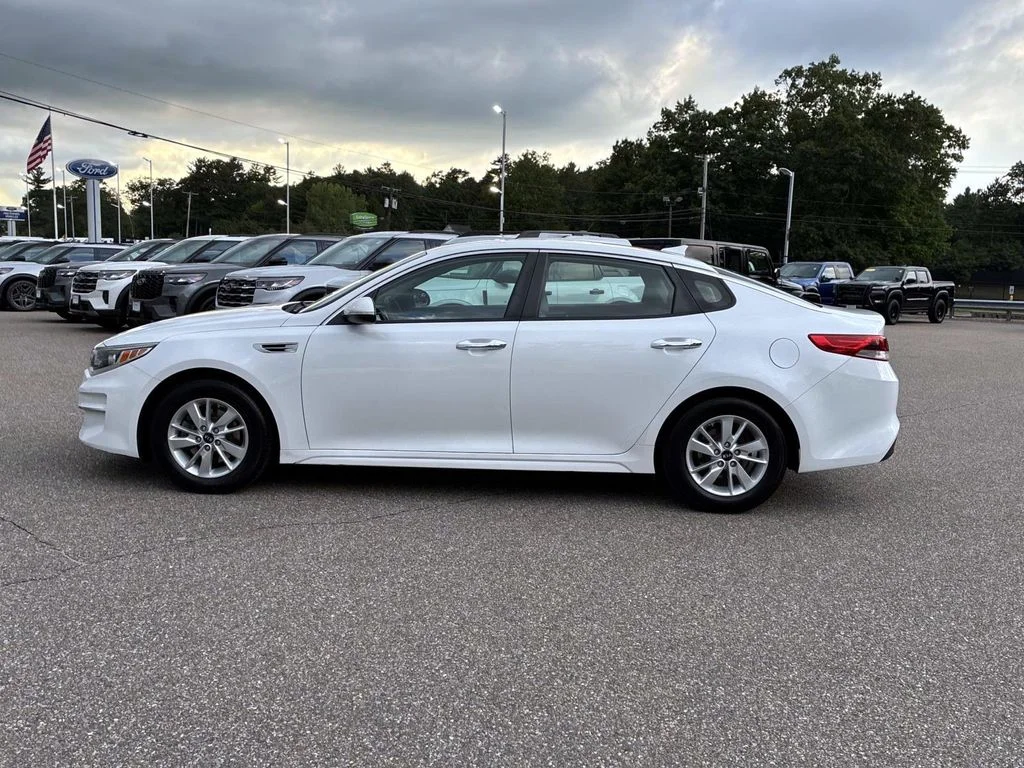 Used 2017 Snow White Pearl Kia LX image 4