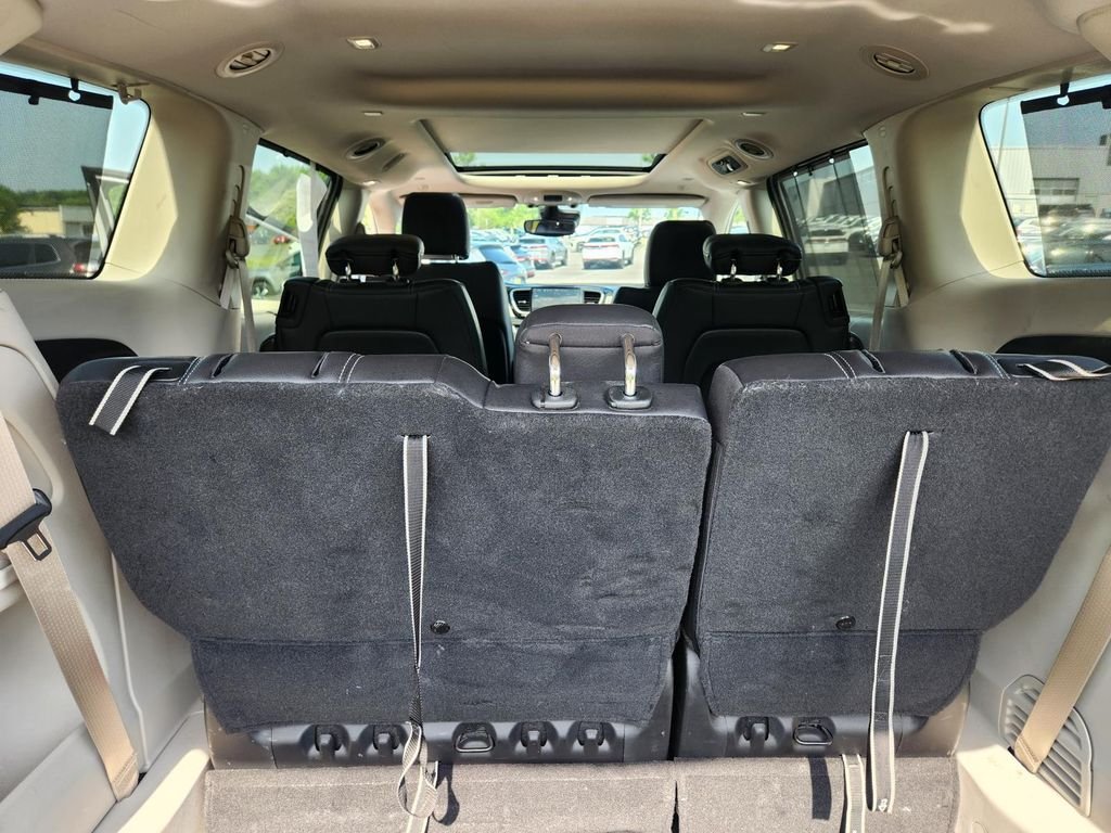 Used 2022 Silver Chrysler Touring L image 21
