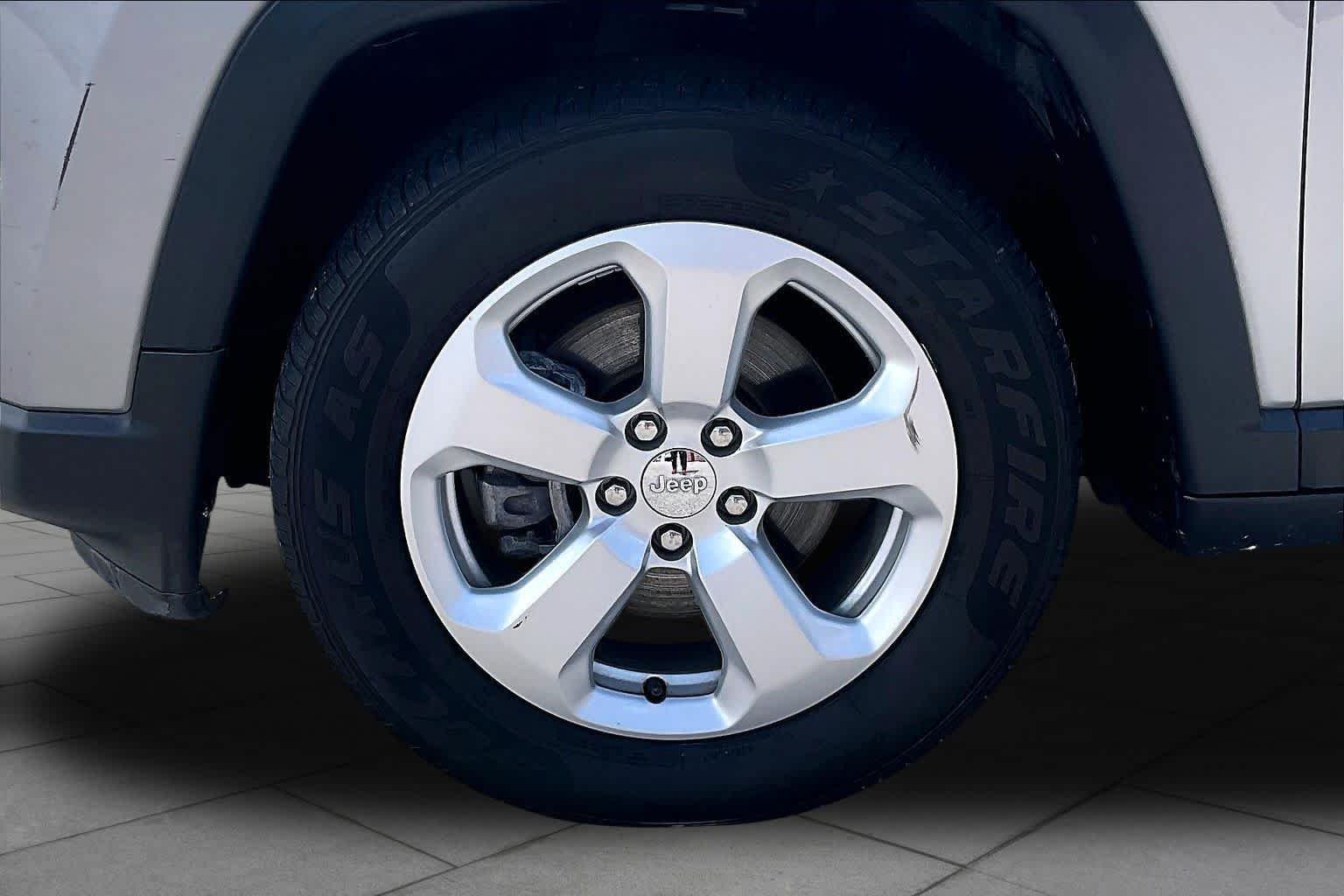 Used 2019 Billet Silver Metallic Clear Coat Jeep Latitude image 11