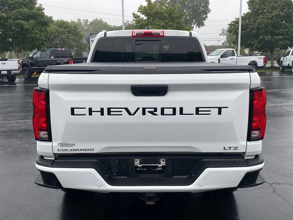 Used 2024 Summit White Chevrolet 4WD LT image 9