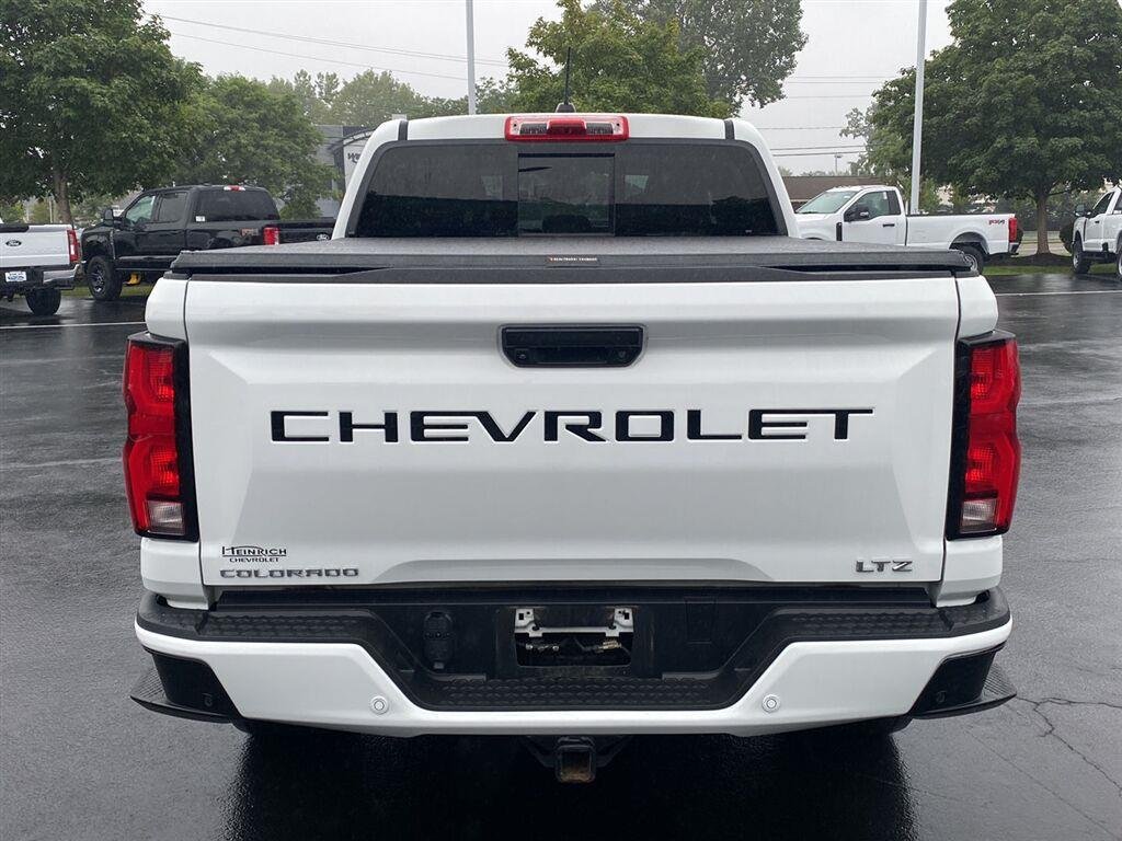 Used 2024 Summit White Chevrolet 4WD LT image 9