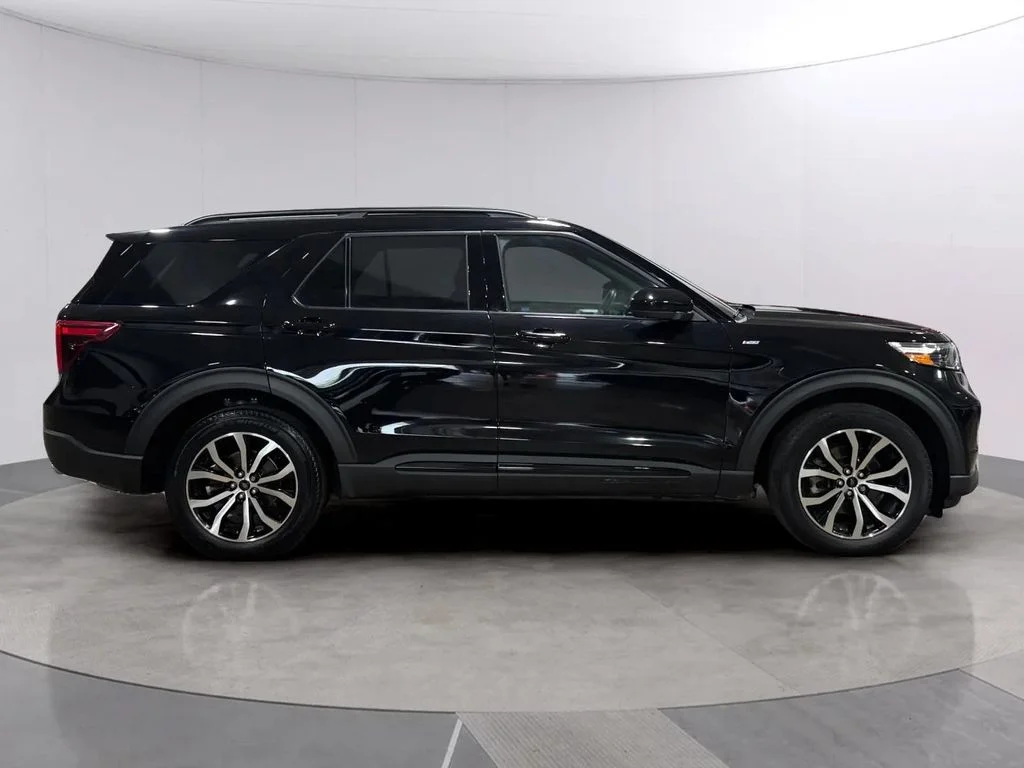 Used 2022 Agate Black Metallic Ford ST-Line image 3