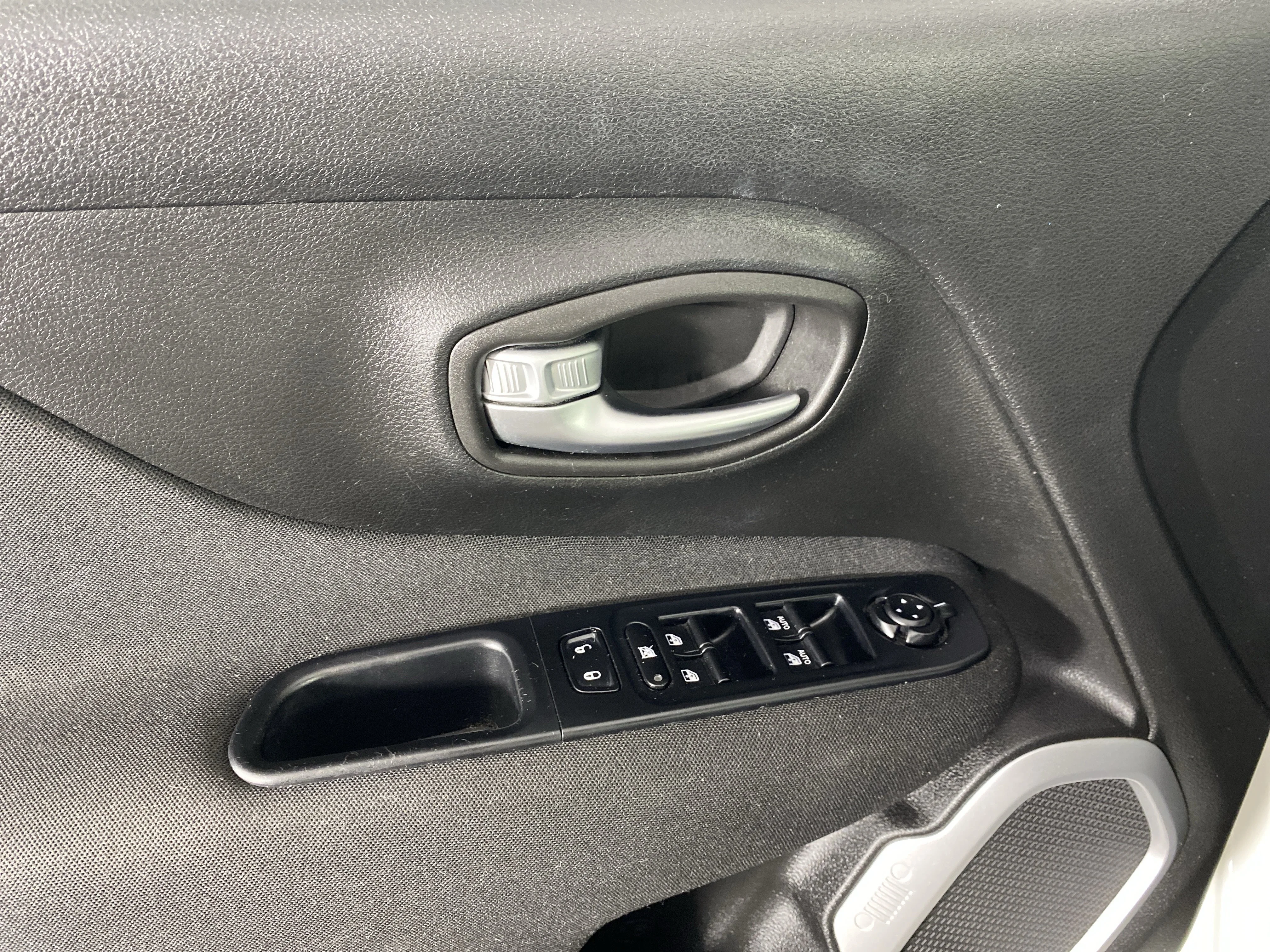 Used 2020 Alpine White Clearcoat Jeep Latitude image 15
