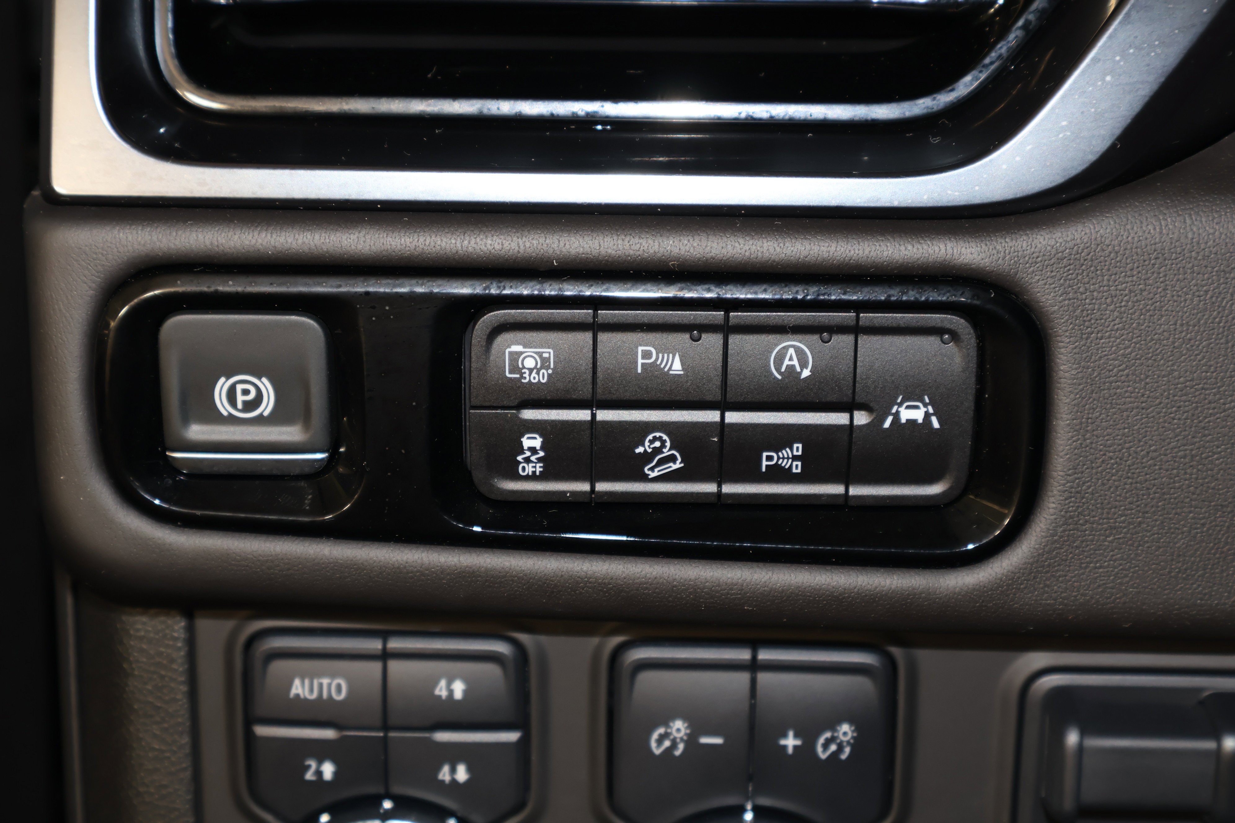 2025 GMC Yukon AT4 Ultimate - Photo 40