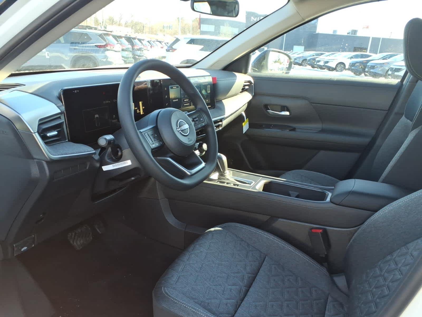 New 2026 Aspen White Tricoat/Super Black Nissan SV image 5