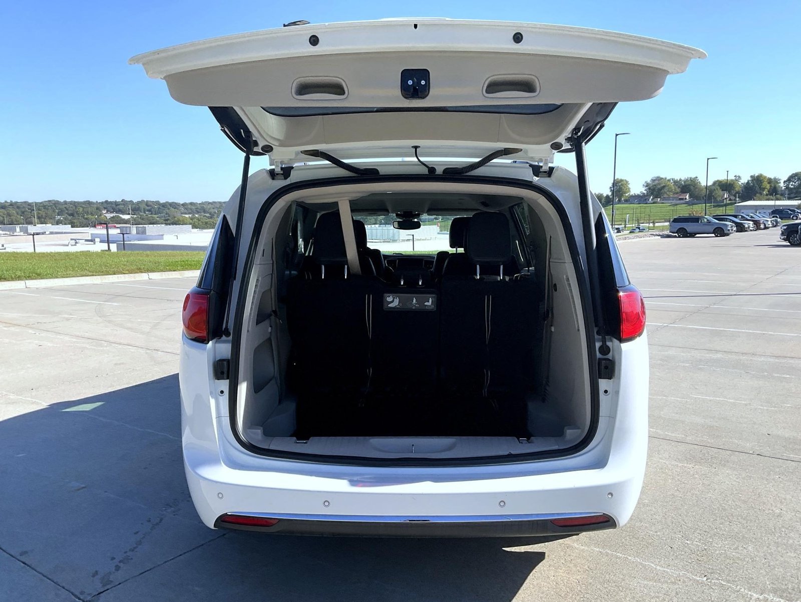 Used 2018 White Chrysler Touring L Plus image 9