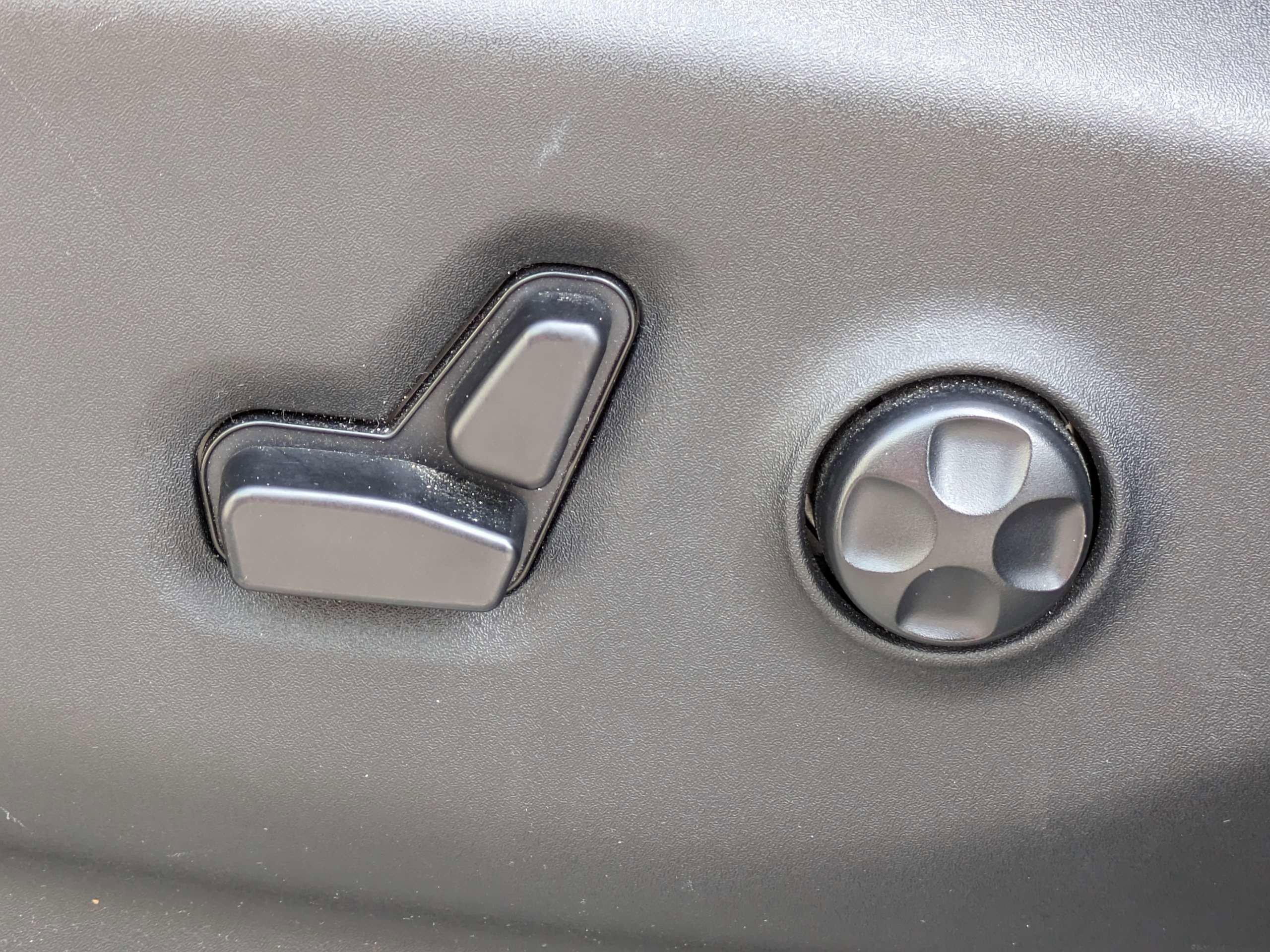 Used 2018 Silver Chrysler Touring L image 23
