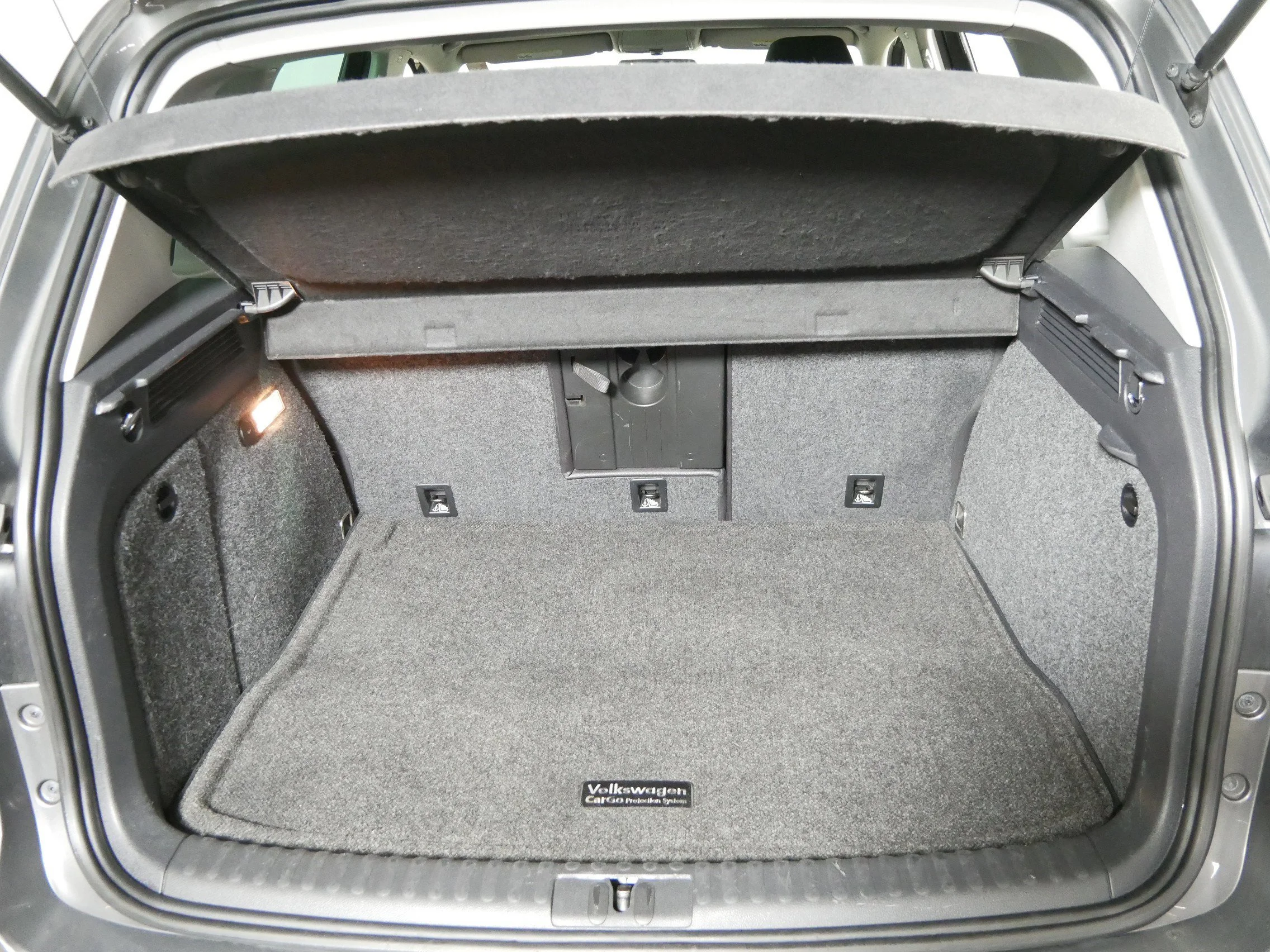 Used 2014 Pepper Gray Metallic Volkswagen SE image 18