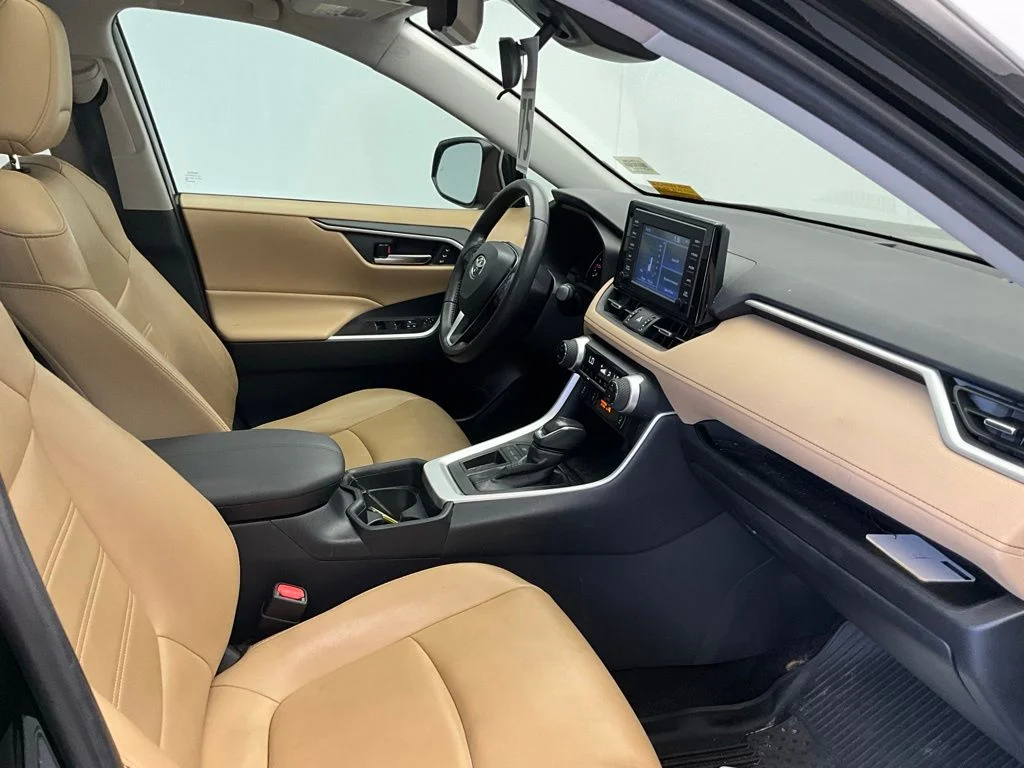 Used 2019 Black Toyota XLE Premium image 6