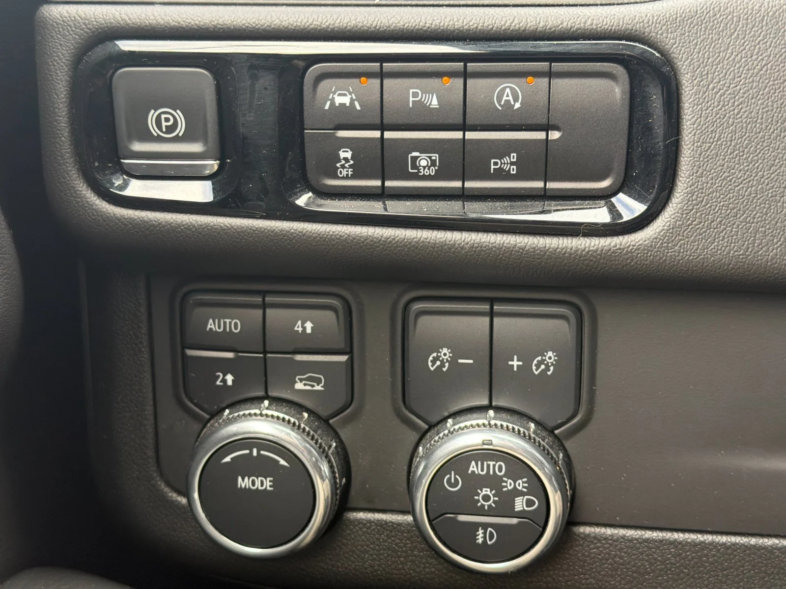 Used 2025 Sterling Metallic GMC Denali image 35