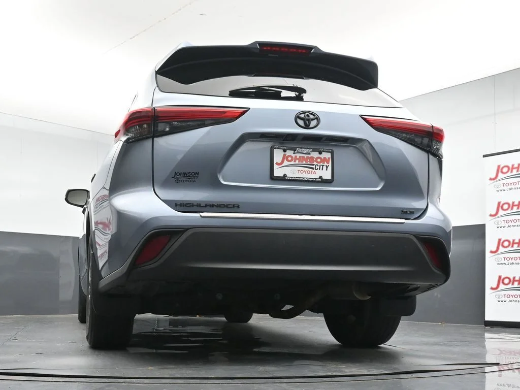 Used 2023  Toyota XLE image 40