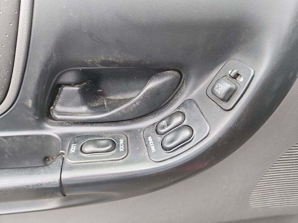Used 2002  Ford Edge image 23