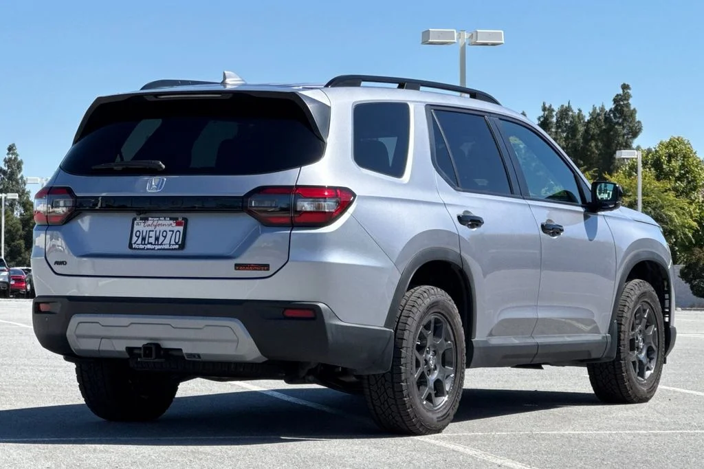 Used 2025 Lunar Silver Metallic Honda TrailSport image 5