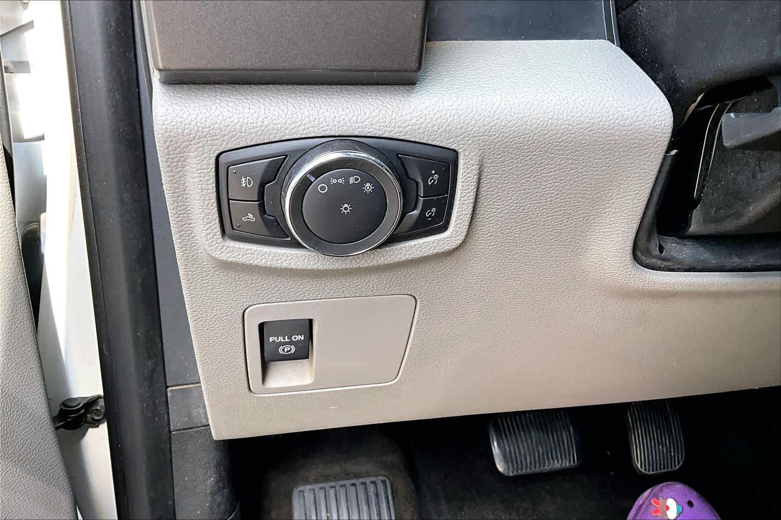 Used 2015 Oxford White Ford XLT image 31