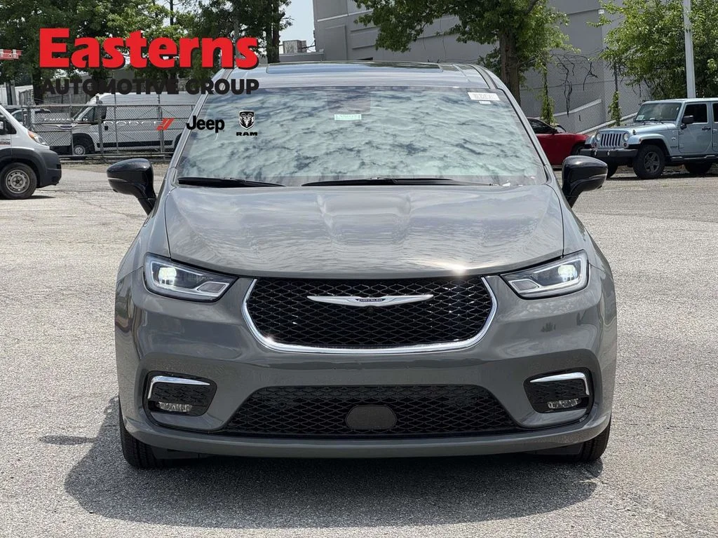 2025 Chrysler Pacifica Select - Photo 3