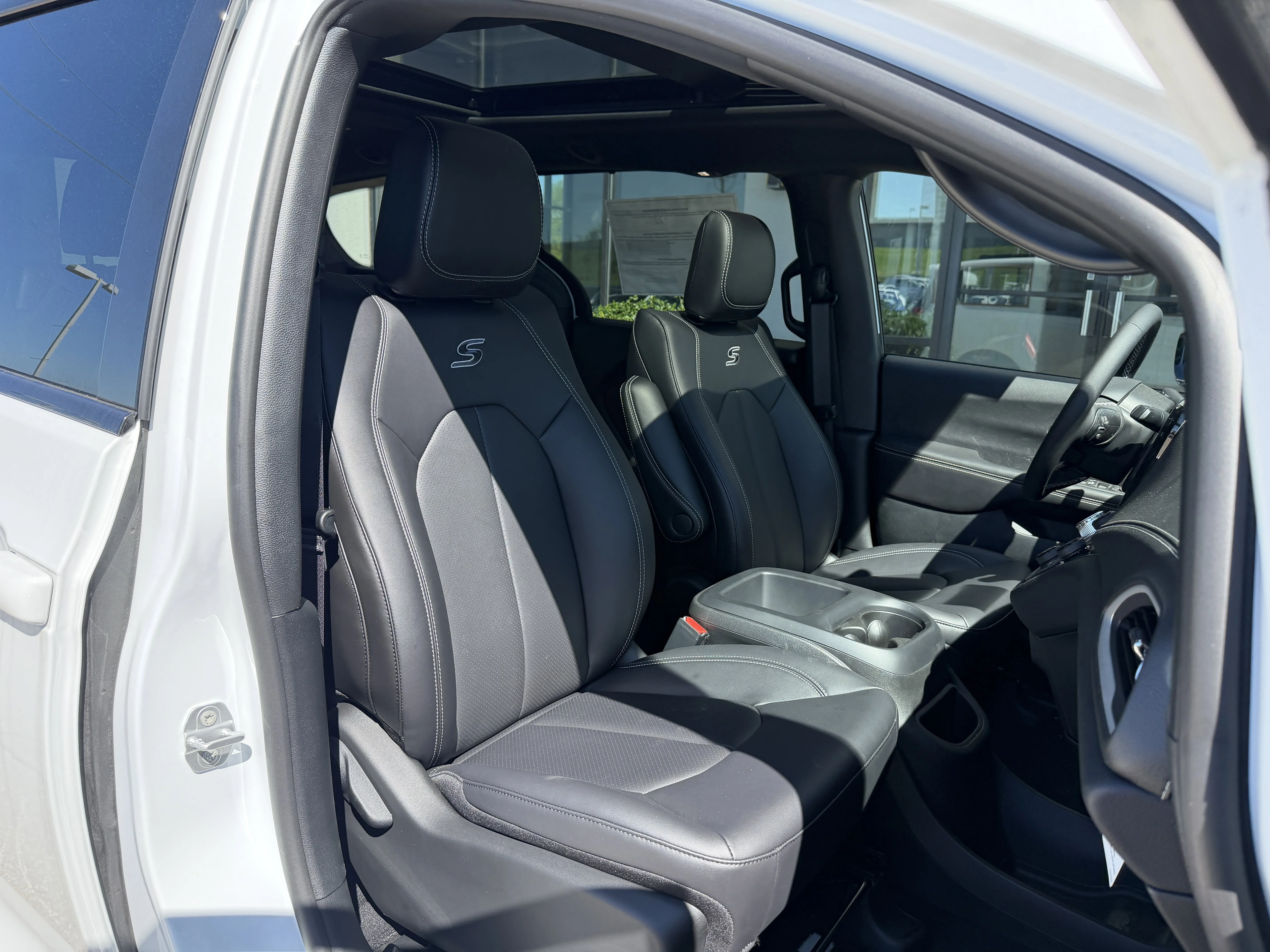 New 2026 Bright White Clear-Coat Exterior Paint Chrysler Select image 20