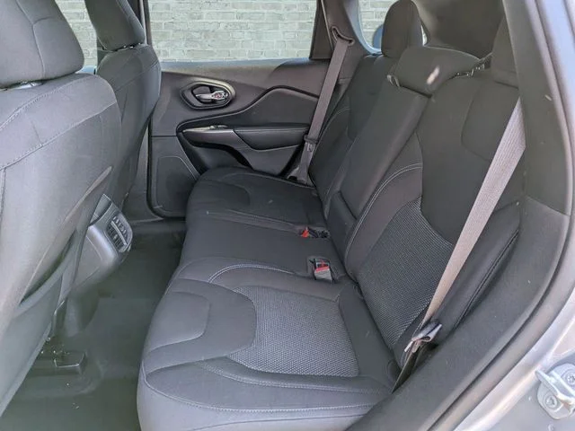 Used 2020 Silver Jeep Latitude image 12