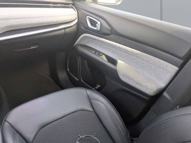 Used 2024  Jeep Latitude image 16
