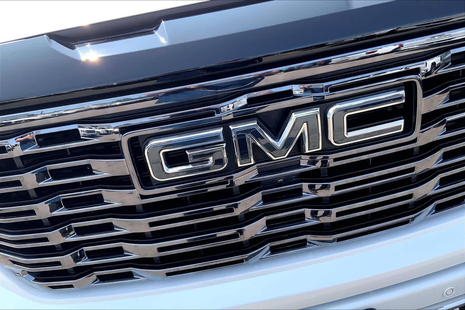 Used 2025 White Frost Tricoat GMC Denali Ultimate image 32