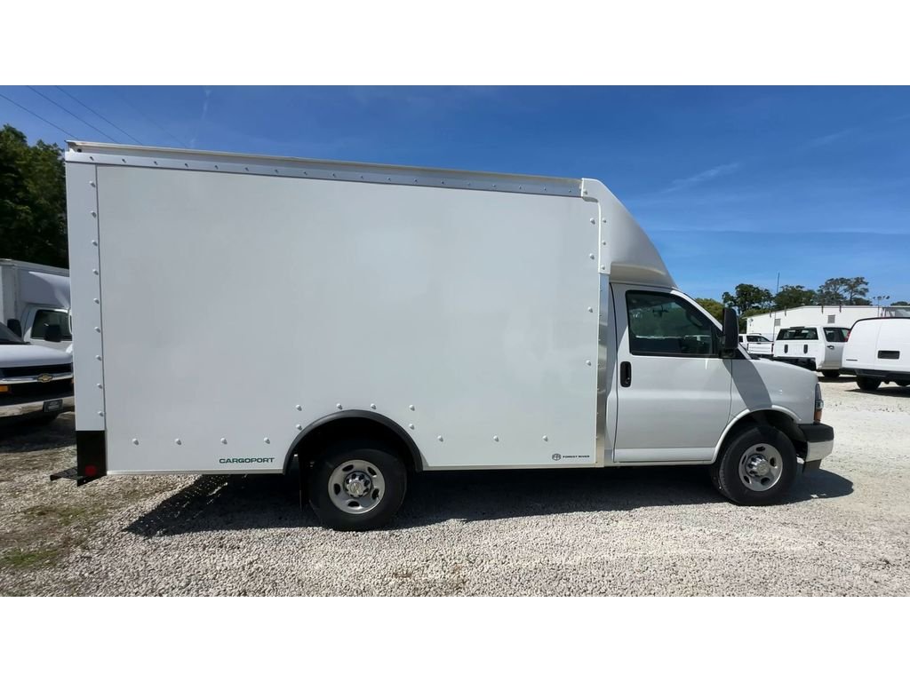 New 2025 Summit White Chevrolet 1WT image 9