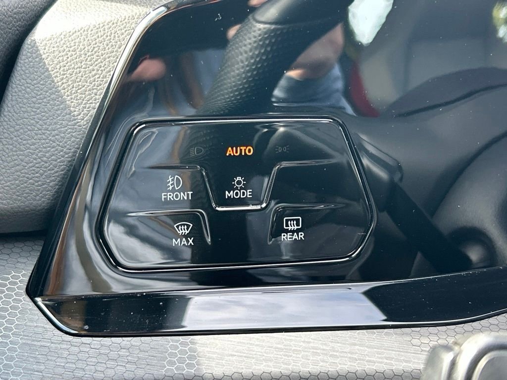 Used 2022  Volkswagen Autobahn image 31