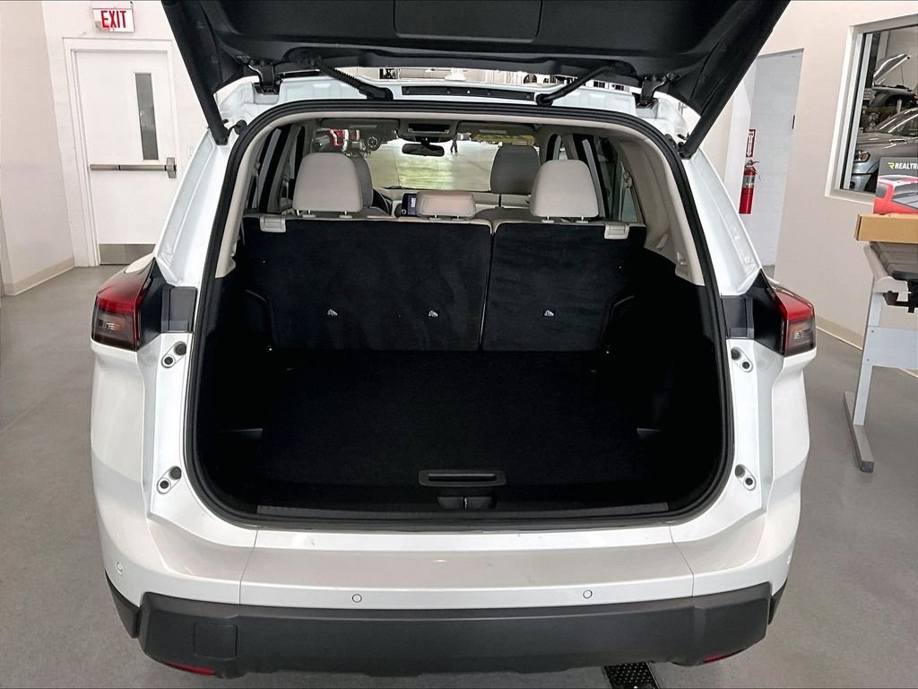Used 2025 Everest White Pearl Nissan SV image 34