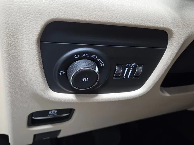 New 2026 Bright White Clear-Coat Exterior Paint Jeep Limited image 27