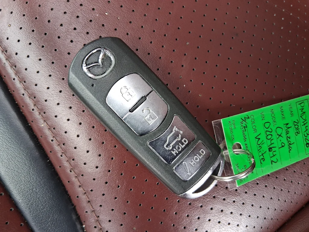 Used 2018 White Mazda Signature image 10