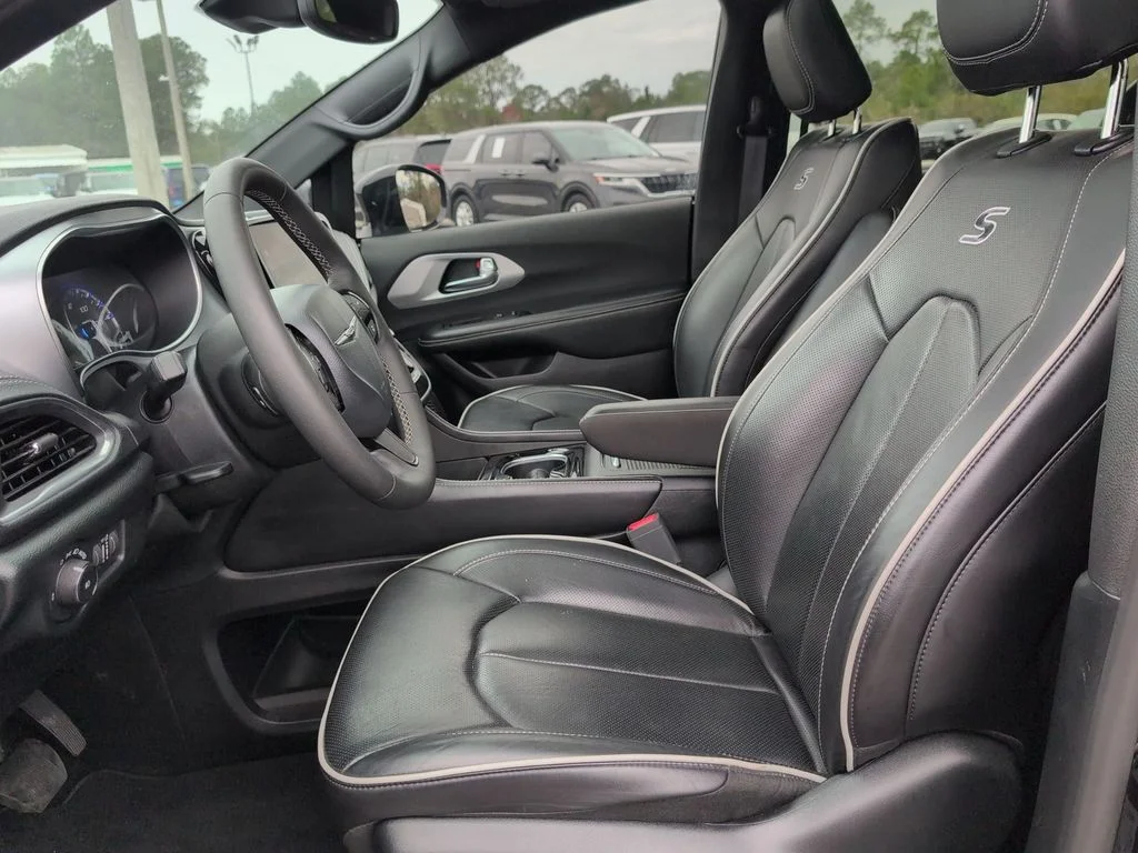 Used 2025 Black Chrysler Limited image 12