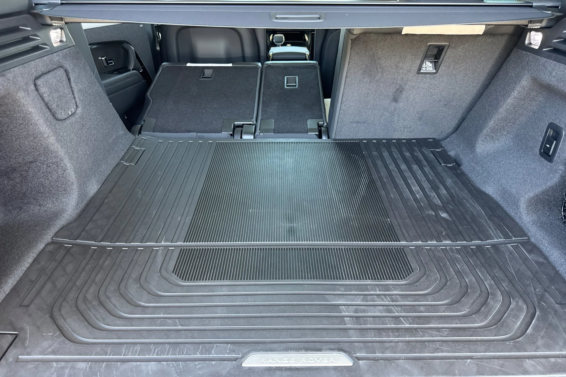 New 2026 Charente Grey Land Rover Dynamic SE image 17