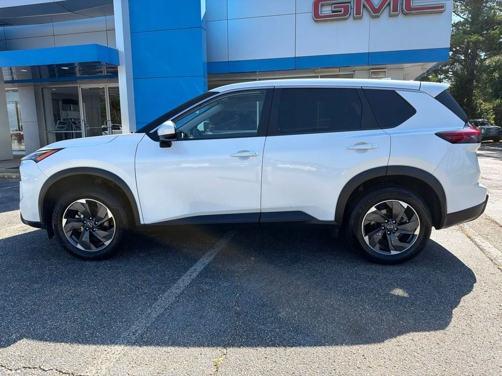 Used 2025 White Pearl Nissan SV image 2