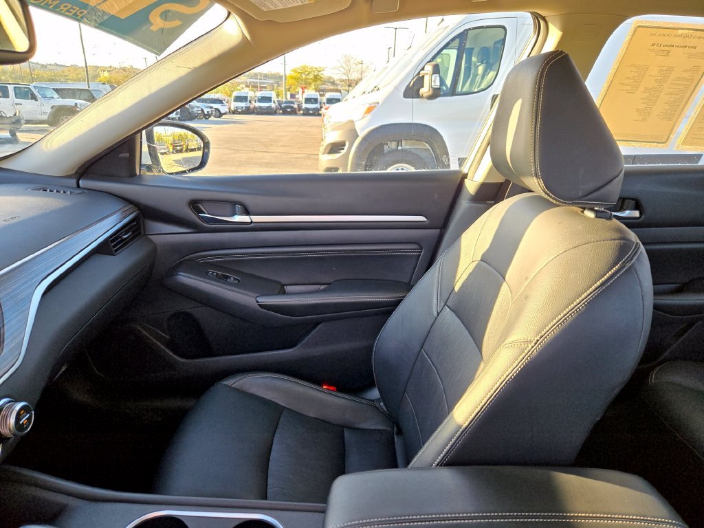 Used 2019 White Nissan 2.5 SL image 24